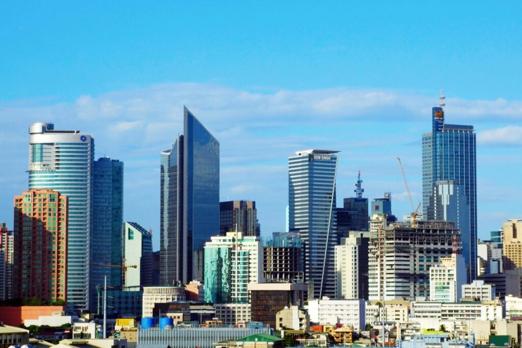 Larawan ng skyline ng lungsod na may maraming matataas na gusali. Kasama dito: 2025 Pananaw sa Social Media Marketing sa Pilipinas Paano Magtagumpay ang Mga Brand