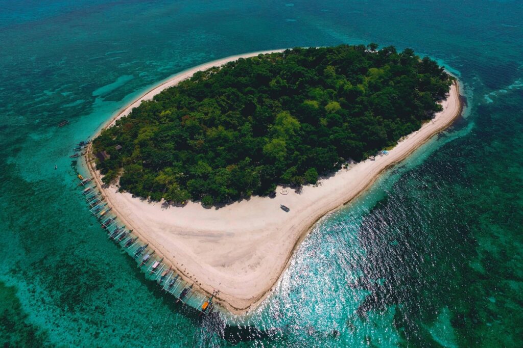 Ang larawan ay nagpapakita ng isang magandang isla na napapalibutan ng mala-fluorite green at asul na karagatan. Ang isla ay puno ng malalaking damo at puno, habang ang paligid ay may magagandang puting buhangin. May mga bangka rin na nakapark sa tabi ng isla. Katulad ng isla na nakakaakit at nagiging daan ng maraming tao, ang mga sikreto ng matagumpay na brand collaboration sa TikTok ay nagbibigay daan para sa mga brand na makarating sa mas malawak na miyembro ng komunidad. Sa pamamagitan ng creatibong pagkakakombina at paggamit ng mga trending elements, maaari nilang magawa ang kanilang mga proyekto na maging mapansin at makalikha ng positibong epekto.