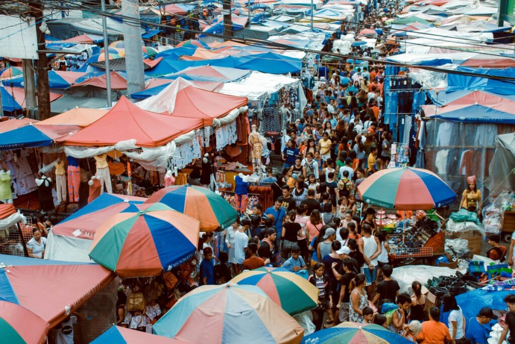 Buhay na buhay ang palengke! Ang dami ng tao at mga tindahan. Ang mga umbrella ay maganda. Sa Pilipinas, maaari kang magsimula ng epektibong influencer marketing sa pamamagitan ng paghahanap ng mga influencer na may malawak na sukat at katangian na katulad ng iyong produkto.