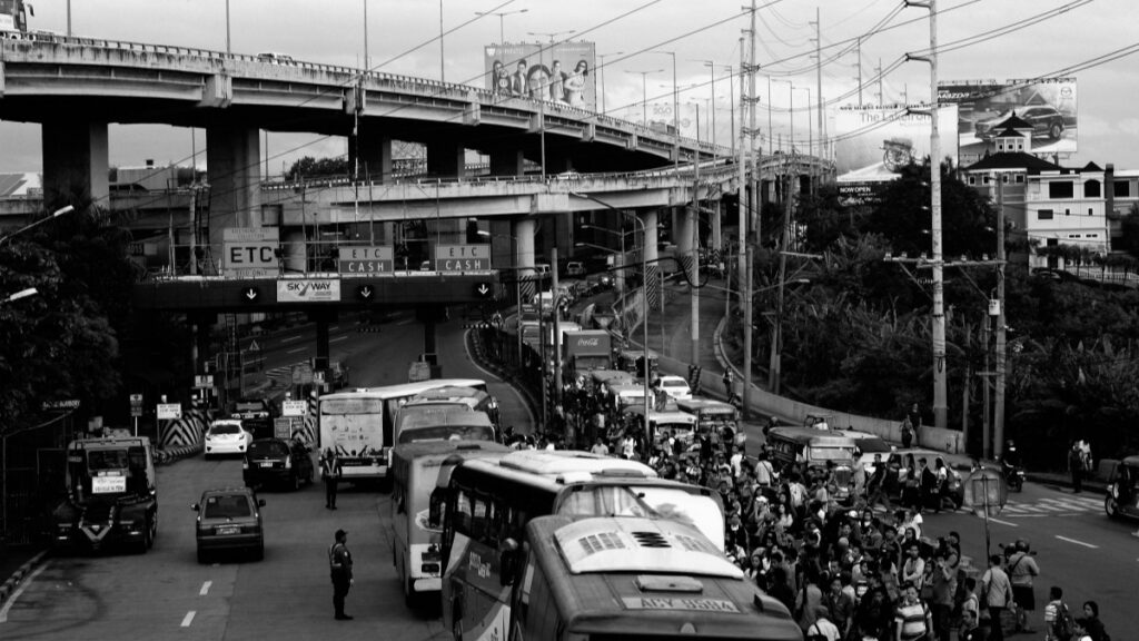 Desksripsyon ng larawan sa Filipino: Isang larawang nagpapakita ng sikat na kalye sa Maynila, may maraming sasakyan at mga tao na naglalakad. May mga pananaw sa mga tindahan, mga alon at isang overpass na may mga panandalian ng Skyway at ETC.Byte App: TikTok alternatibo na may advanced tools at mas magandang monetization. Artikulo tungkol sa tampok, hamon at epekto sa industriya.